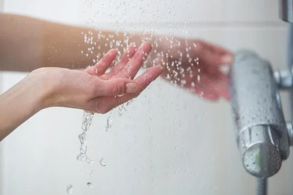 Việc tắm nước lạnh khi vừa đi từ ngoài về làm cơ thể dễ rơi vào trạng thái sốc nhiệt